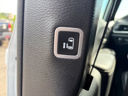 Used 2025 Chrysler Pacifica Select FWD image 15