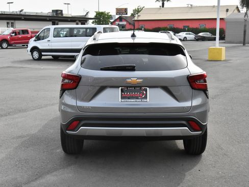 Used 2025 Chevrolet Trax LT w/ LT Convenience Package FWD image 7