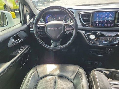 Used 2018 Chrysler Pacifica Touring-L Plus w/ S Appearance Package image 15