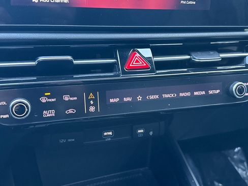 Used 2023 Kia Niro SX Touring image 18