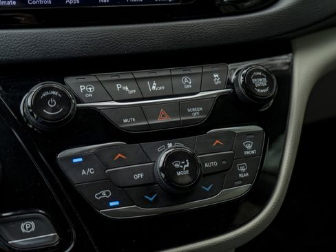 Used 2019 Chrysler Pacifica Touring-L Plus w/ Advanced Safetytec Group image 31