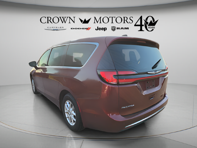 Used 2023 Chrysler Pacifica Touring-L FWD image 4