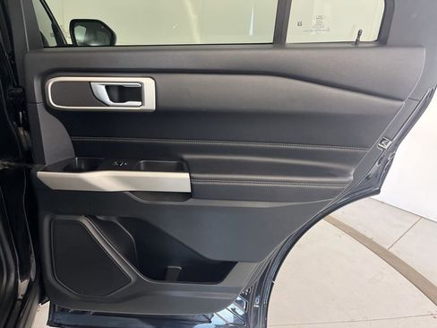 Used 2022 Ford Explorer XLT w/ Equipment Group 202A AWD/4WD image 30