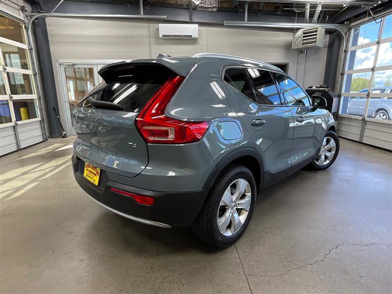 Used 2021 Volvo XC40 T4 Momentum FWD image 5