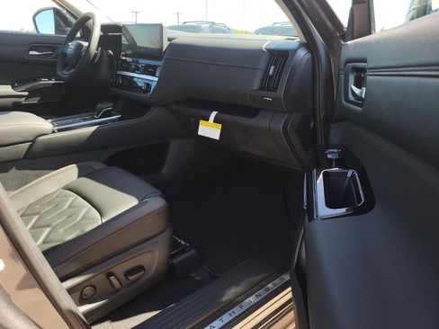 New 2026 Nissan Pathfinder Platinum image 13