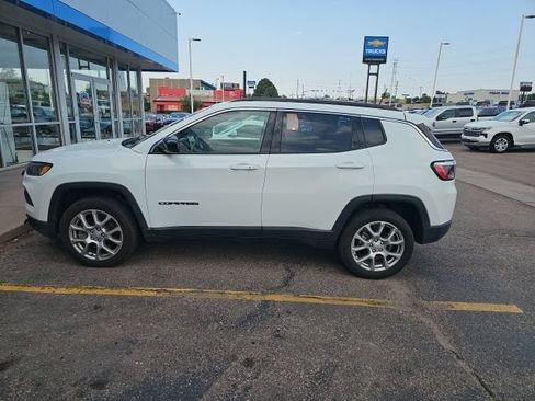 Used 2023 Jeep Compass Latitude AWD/4WD image 8