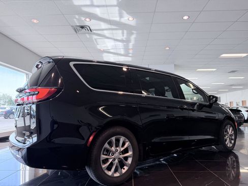 Used 2026 Chrysler Pacifica Limited FWD image 6