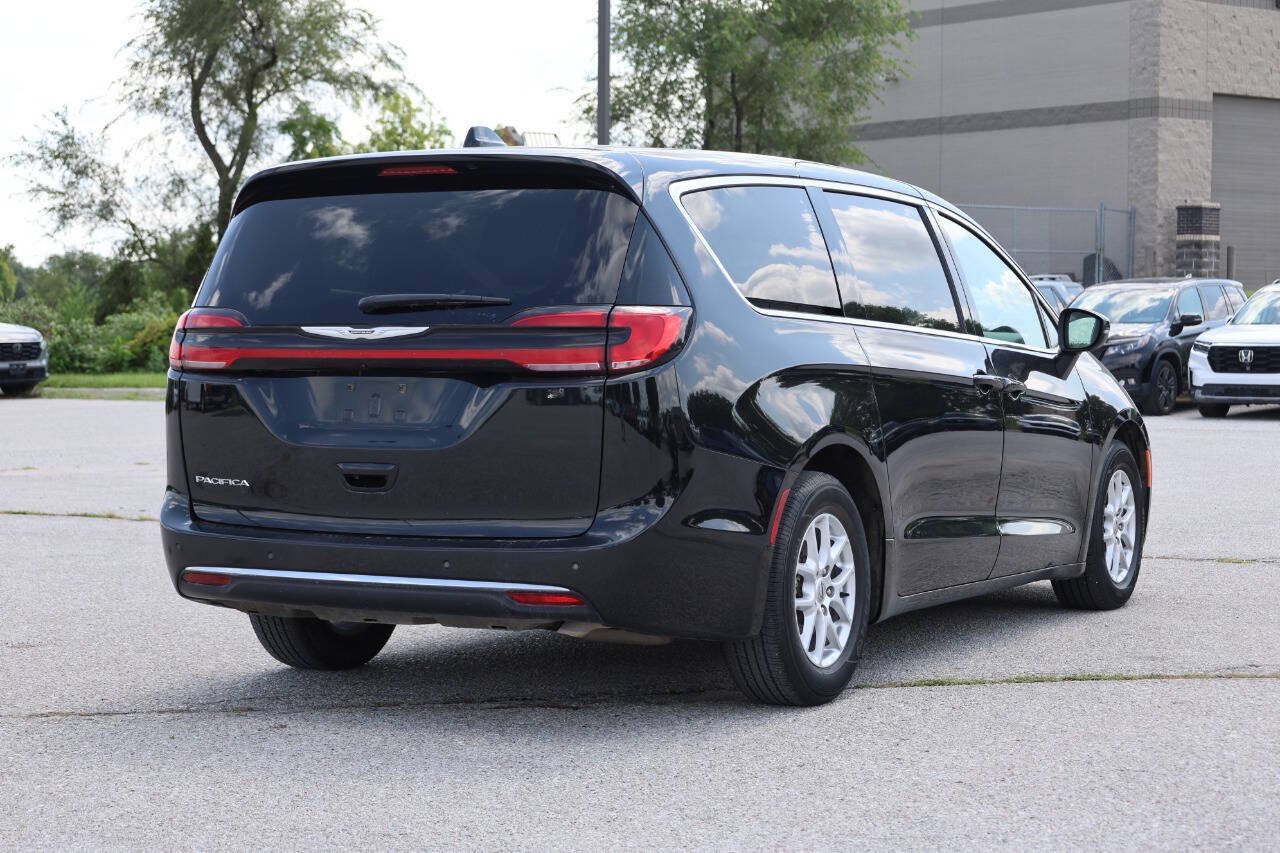Used 2023 Chrysler Pacifica Touring-L FWD image 9
