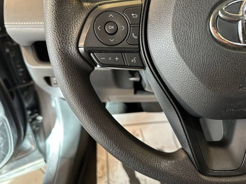 Used 2022 Toyota RAV4 XLE AWD/4WD image 11