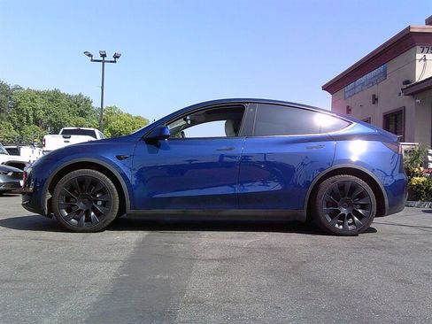 Used 2022 Tesla Model Y Long Range AWD/4WD image 3