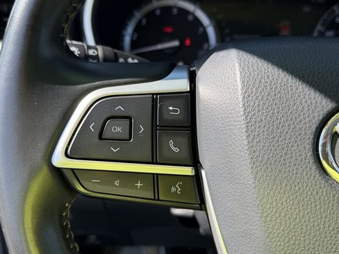 Used 2022 Toyota Highlander XLE AWD/4WD image 24