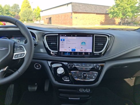 Certified 2025 Chrysler Pacifica Select AWD/4WD image 13
