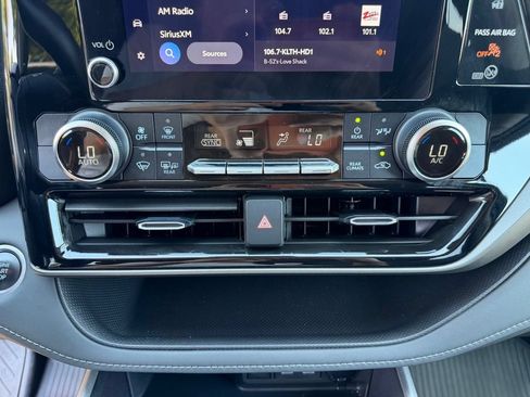 Used 2024 Toyota Highlander LE AWD/4WD image 24