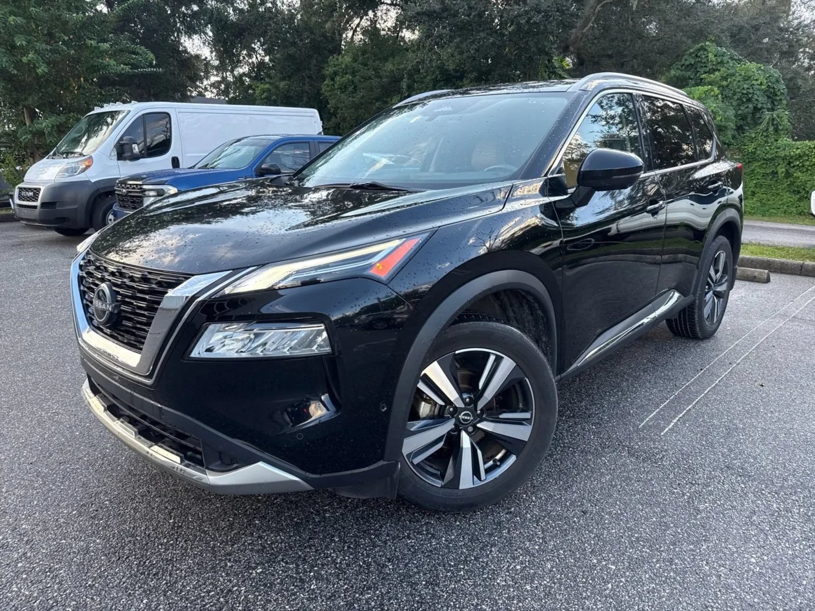 Used 2023 Nissan Rogue Platinum FWD image 2