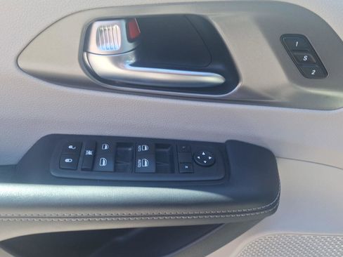 Used 2023 Chrysler Pacifica Touring-L FWD image 20