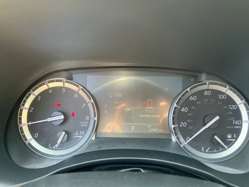 Used 2022 Toyota Highlander XLE FWD image 19