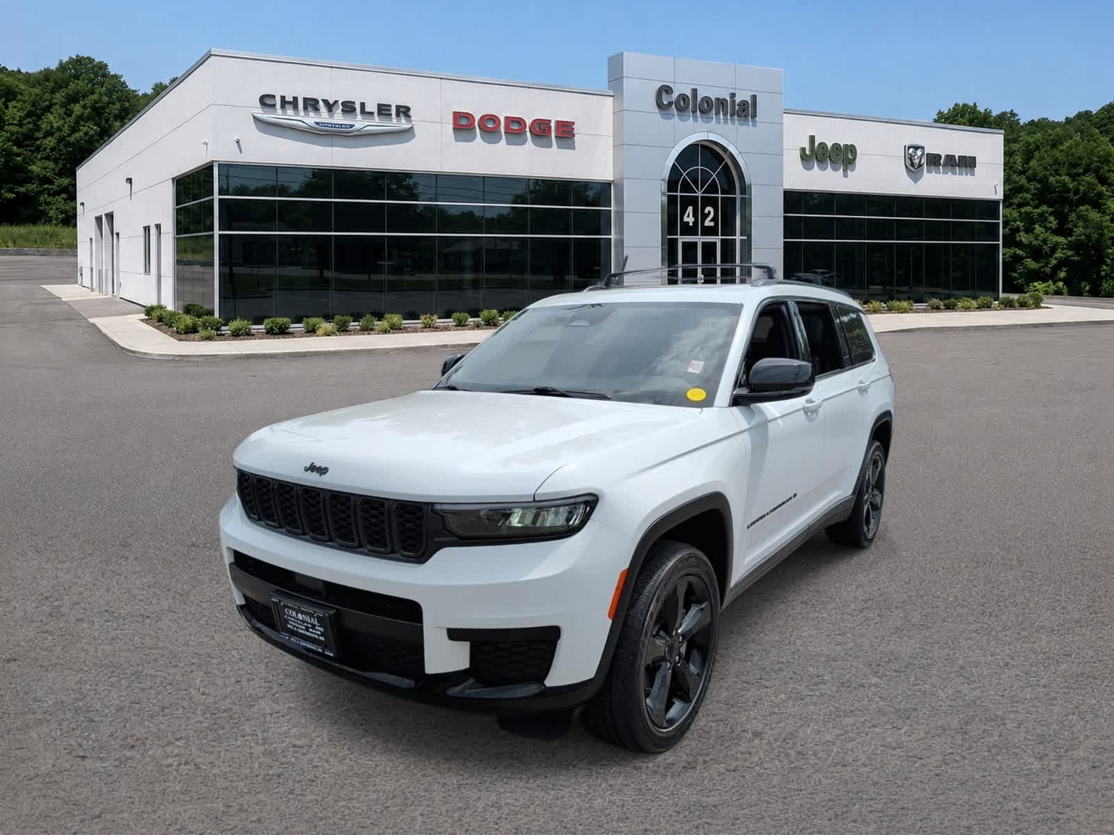Used 2023 Jeep Grand Cherokee L Laredo AWD/4WD image 2