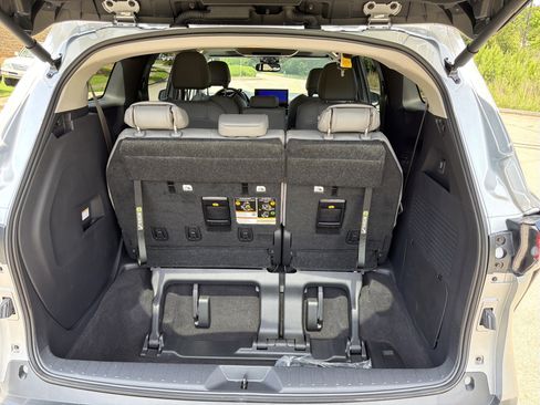 Used 2025 Toyota Sienna XLE w/ XLE Plus Package FWD image 19