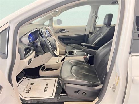 Used 2019 Chrysler Pacifica Limited image 17
