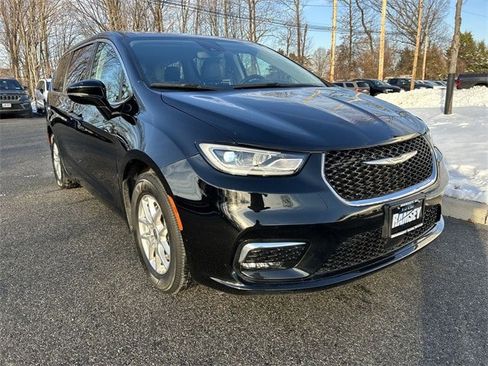 Certified 2024 Chrysler Pacifica Touring-L image 2