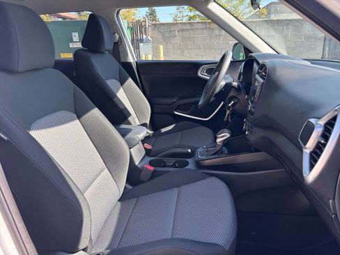 Used 2025 Kia Soul LX w/ LX Technology Package FWD image 34