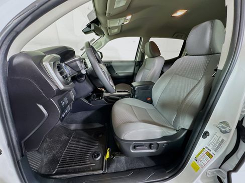 Used 2022 Toyota Tacoma SR5 w/ Technology Package image 12