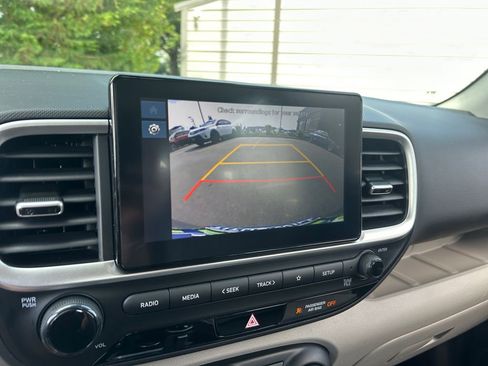 Used 2025 Hyundai Venue SEL FWD image 17