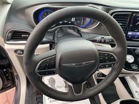 Used 2023 Chrysler Pacifica Touring-L image 12