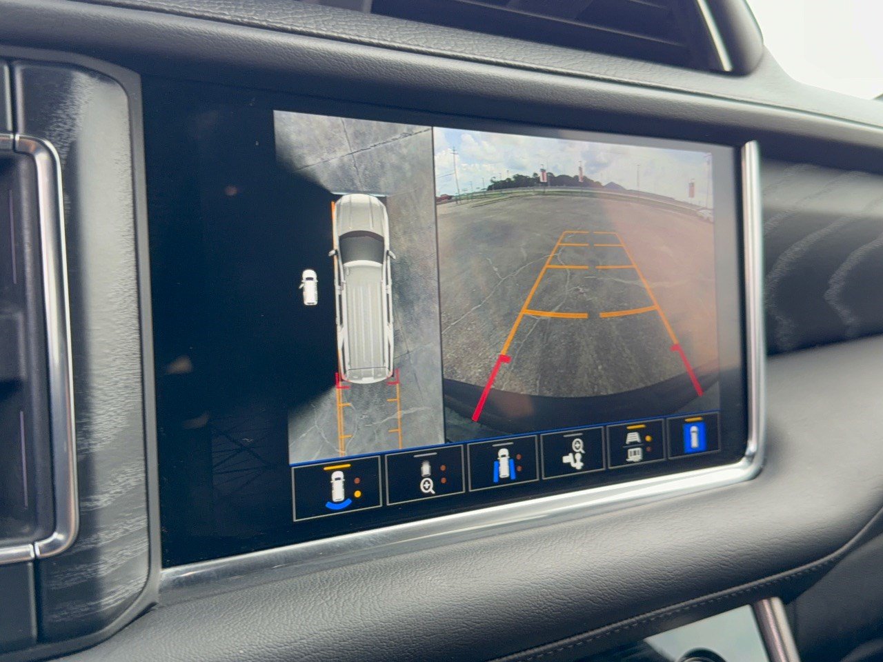 Used 2023 GMC Yukon Denali RWD image 24
