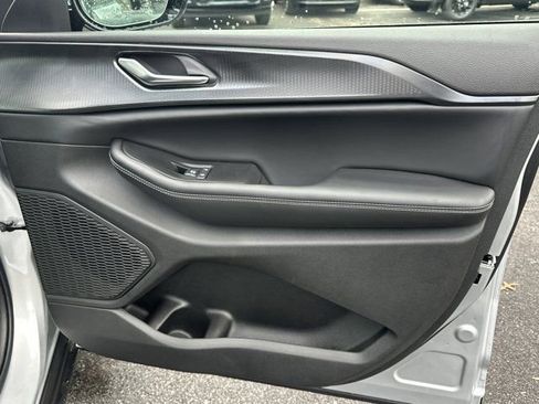 New 2025 Jeep Grand Cherokee Altitude image 16