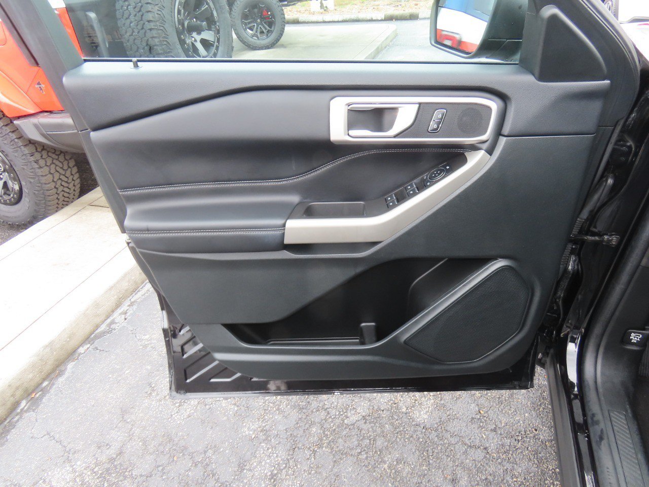 Certified 2024 Ford Explorer XLT RWD image 24
