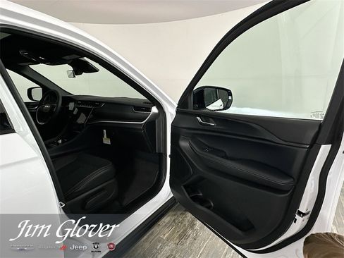 New 2025 Jeep Grand Cherokee Altitude image 13