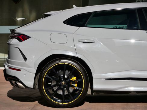 Used 2022 Lamborghini Urus AWD/4WD image 23
