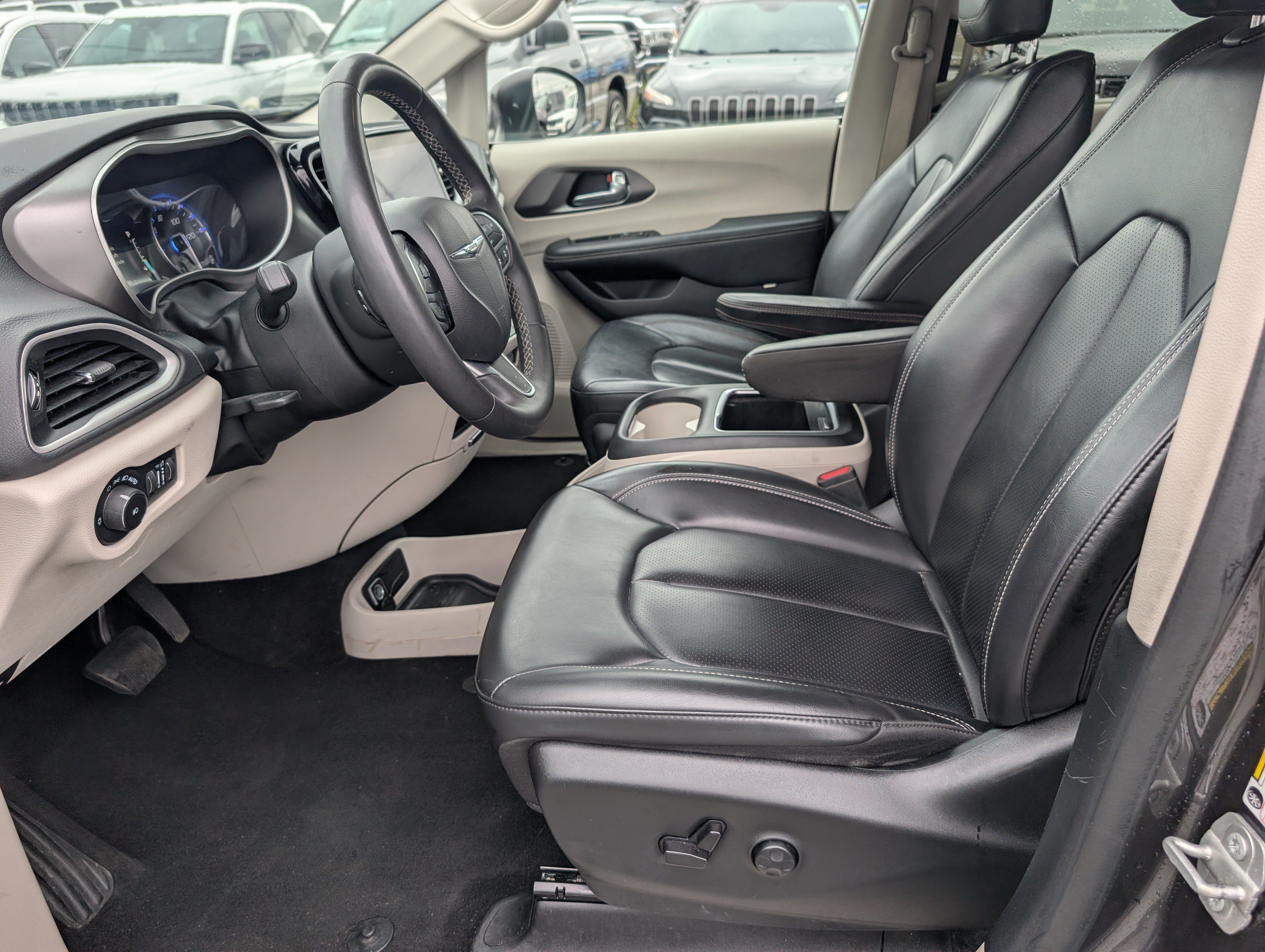 Used 2023 Chrysler Pacifica Touring-L FWD image 16
