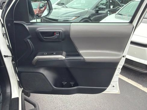 Certified 2019 Toyota Tacoma SR5 AWD/4WD image 9