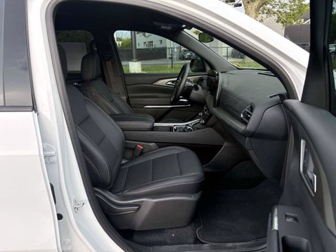 Used 2025 Chevrolet Traverse LT w/ Driver Confidence Package AWD/4WD image 23