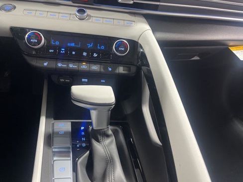 New 2025 Hyundai Elantra Limited image 19