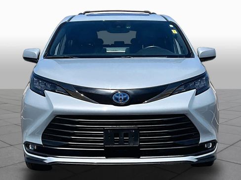 Used 2024 Toyota Sienna XLE Woodland Edition image 4