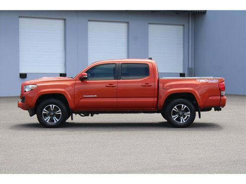 Used 2017 Toyota Tacoma TRD Sport w/ Premium & Technology Package AWD/4WD image 2