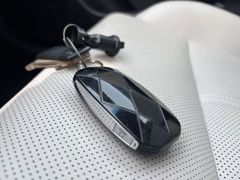 Used 2025 Genesis G70 2.5T image 22