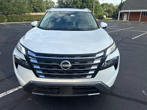 Used 2025 Nissan Rogue SL w/ SL Premium Package FWD image 4
