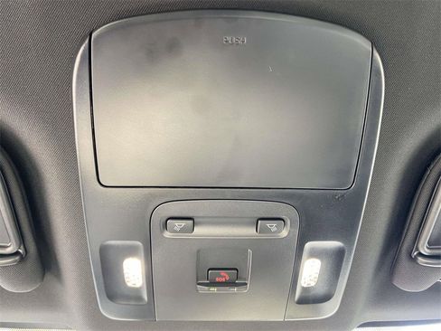 Used 2025 Toyota Camry SE w/ Convenience Package image 20