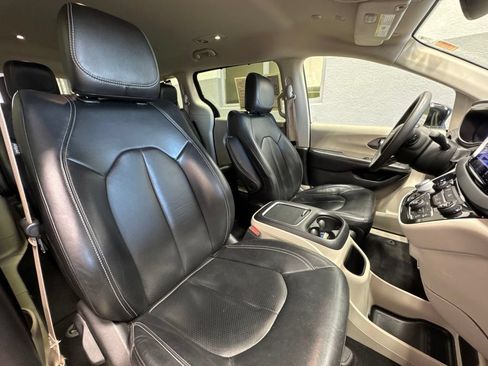 Used 2022 Chrysler Pacifica Touring-L FWD image 33