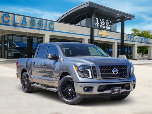 Used 2018 Nissan Titan SV w/ SV Convenience Package image 2