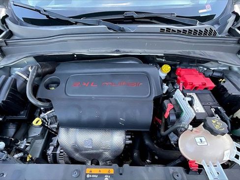 Used 2019 Jeep Renegade Latitude w/ Popular Equipment Group image 9