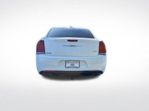 Used 2020 Chrysler 300 Touring w/ Sport Appearance Package RWD image 4