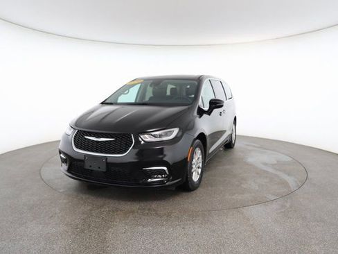 Used 2024 Chrysler Pacifica Touring-L image 32