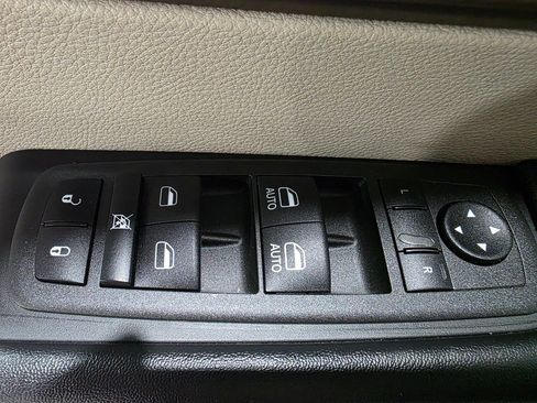 Used 2022 Chrysler Voyager LX image 19