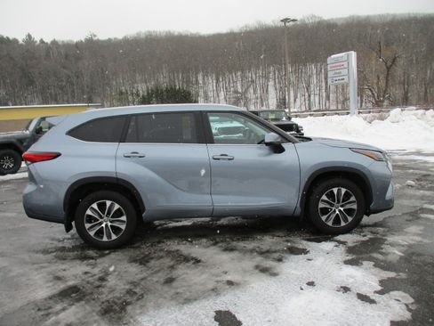Used 2022 Toyota Highlander XLE image 4
