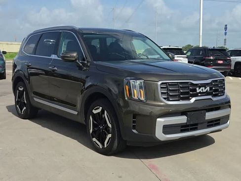 Used 2025 Kia Telluride S FWD image 2
